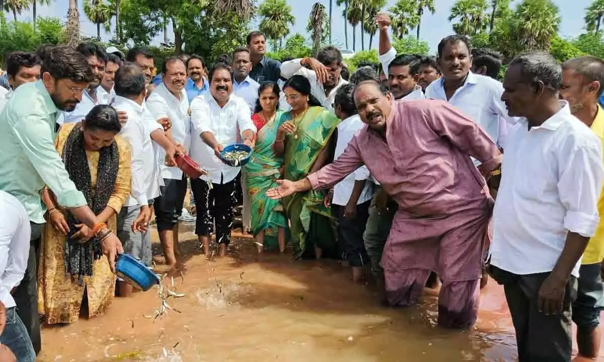 Aroori Ramesh credits K Chandrasekhar Rao for promoting prosperity of fishermen in Warangal