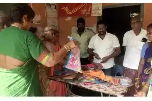 Bathukamma sarees in Khammam face complaints of poor quality by women