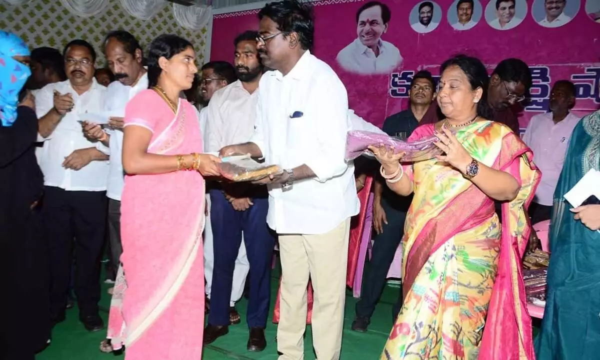 Beneficiary cheques amounting to Rs 1.35 crore distributed in Khammam