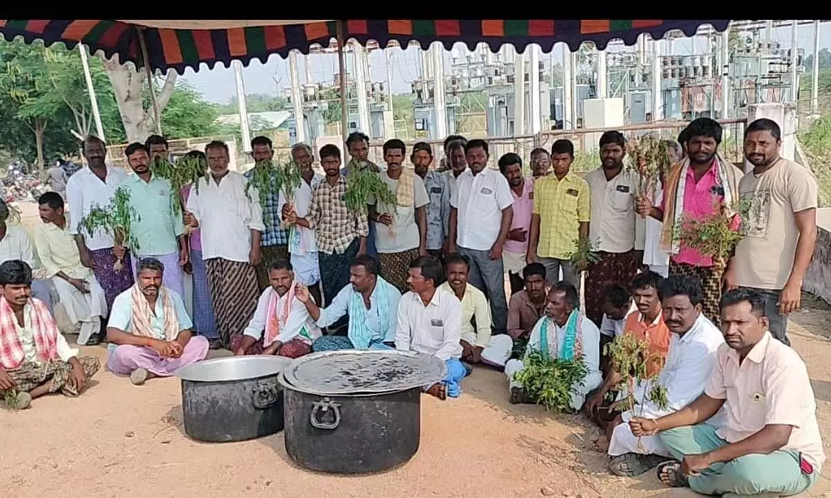 Farmers in Macharla’s Gattu Mandal stage protest against power cuts