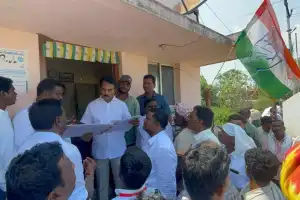 Former Minister gathers farmers at power substation in Wanaparthy