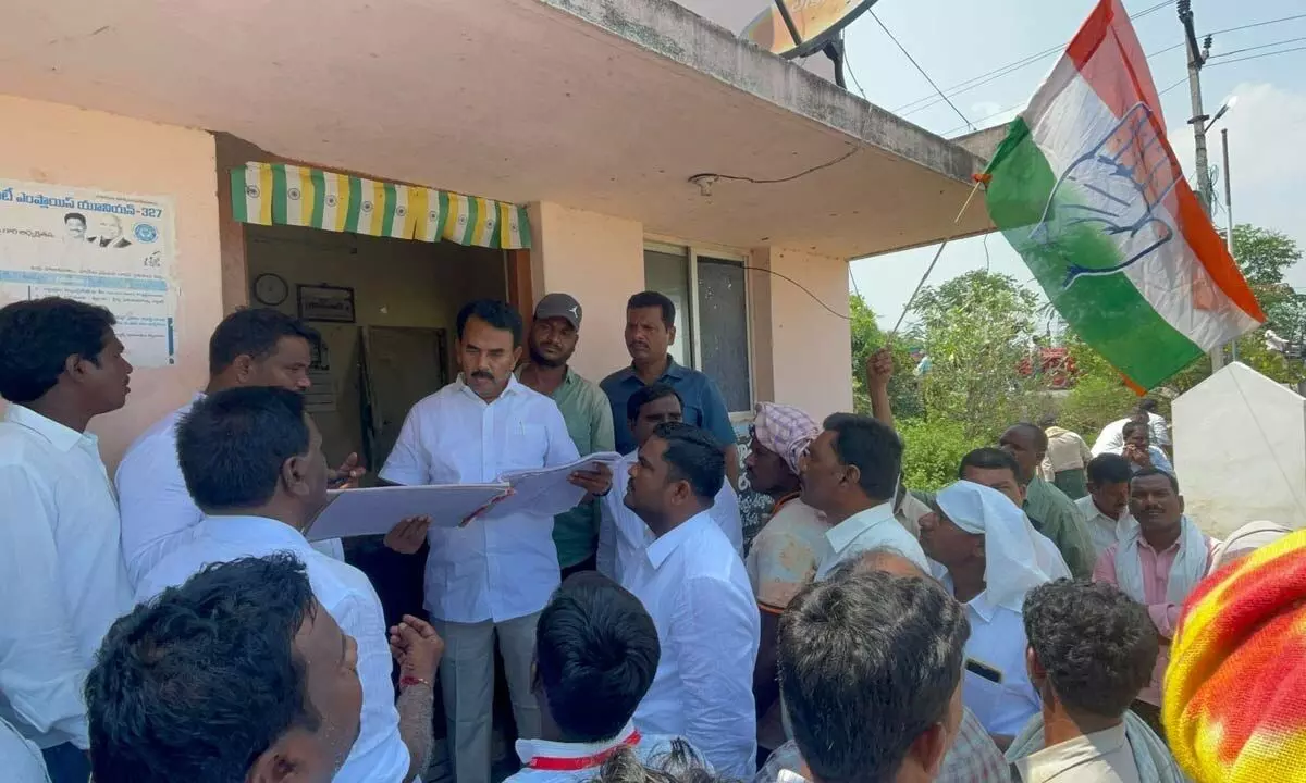 Former Minister gathers farmers at power substation in Wanaparthy