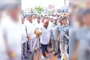 Gangula initiates BT road works in Karimnagar
