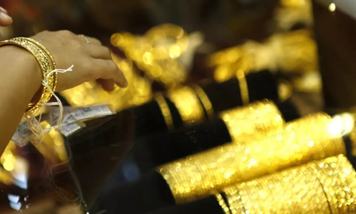Gold Prices Drop in Hyderabad, Resulting in Increased Crowds at Stores during Rush Hour