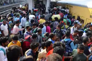 Hyderabad Railway and Bus Stations Overflow with Commuters Prior to Dussehra Celebration