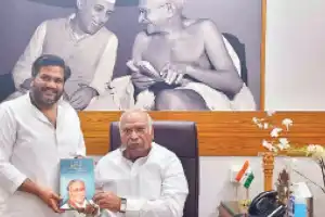 Rohit Rao of Karimnagar holds discussion with AICC leader Mallikarjun Kharge