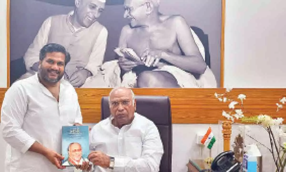 Rohit Rao of Karimnagar holds discussion with AICC leader Mallikarjun Kharge