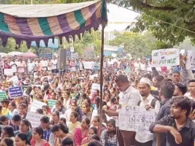 SIO Telangana takes part in DSC protest at Dharna Chowk