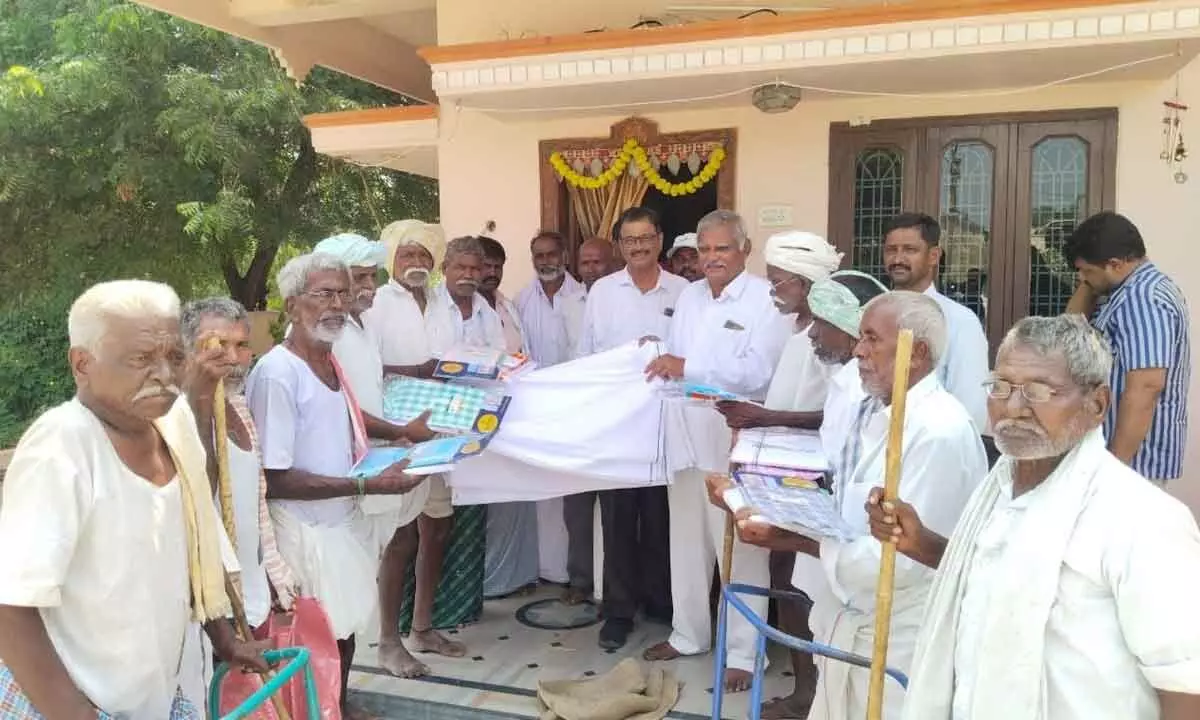 Social Worker Krishna Reddy Demonstrates Humanity in Wanaparthy