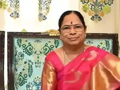 Wife of Telangana CM KCR pays a visit to Tirumala, offers prayers to deity