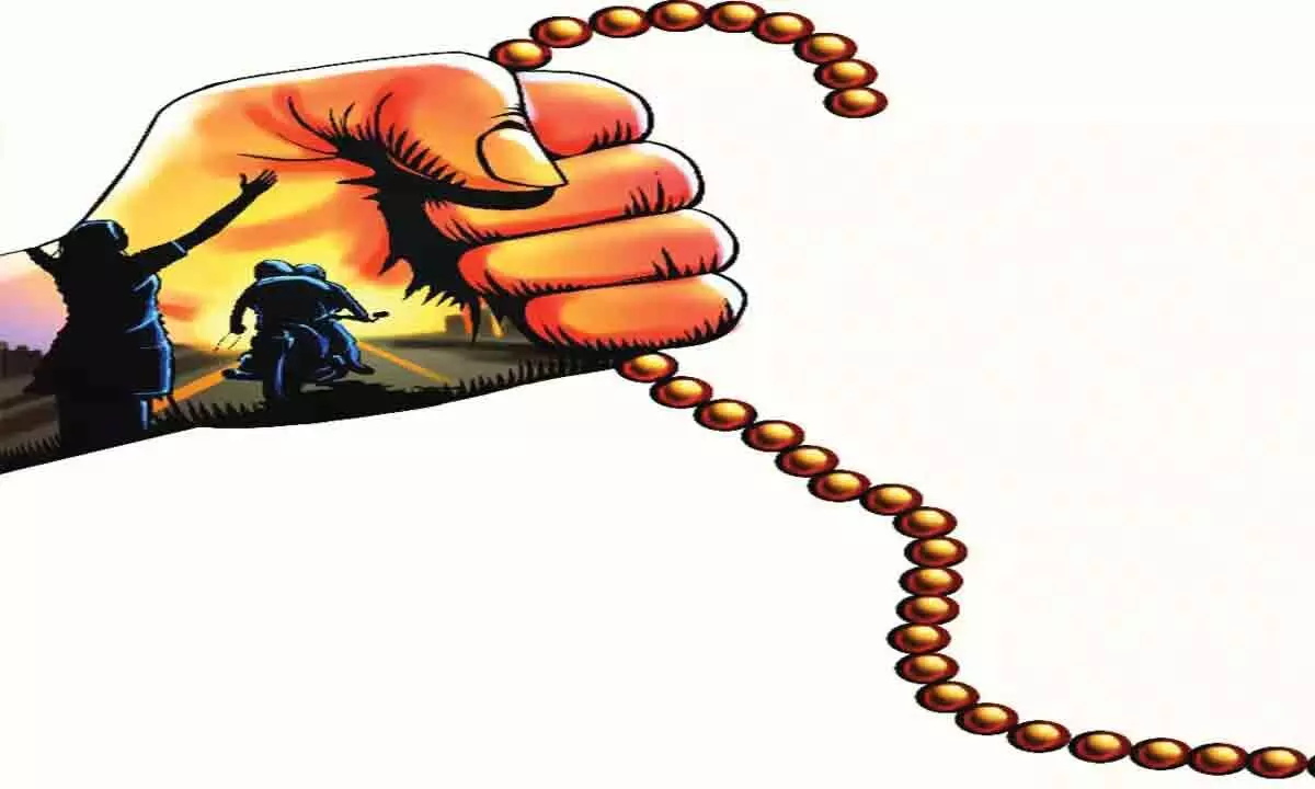 Woman loses 6 tolas of gold jewellery during Bathukamma celebrations in Mulugu after being robbed