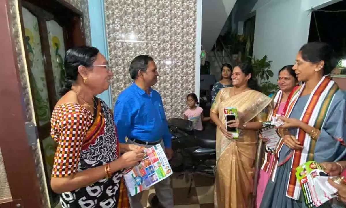 Women voters attracted by Congress ‘Mahalaxmi’ in Khammam