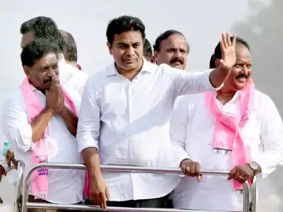 Chaotic Scenes Unfold at Bhongir Roadshow
