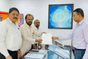 Congress MLA candidate Madhu Goud Yaskhi from LB Nagar meets CEO Vikas Raj