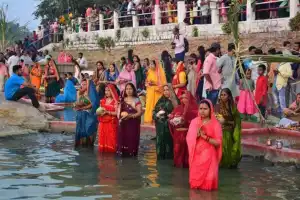 Devotees worship solar god as Hyderabad glows in Chhath Puja splendor
