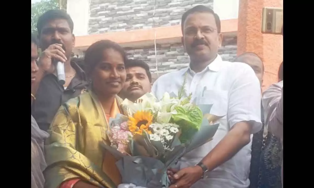 JD Laxmi Narayana urges youth to adopt Barrelakka as their role model and enter politics