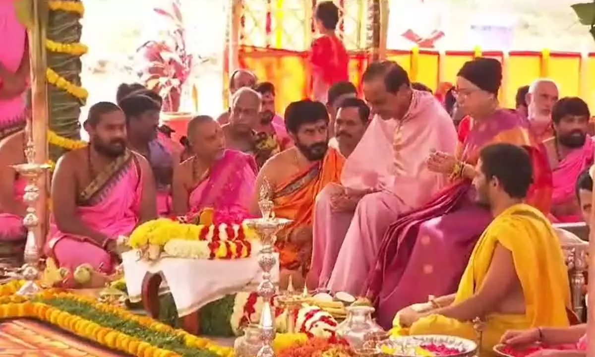 KCR’s Rajashyamala Yagam Enters Second Day, Yatra Seva to Commence