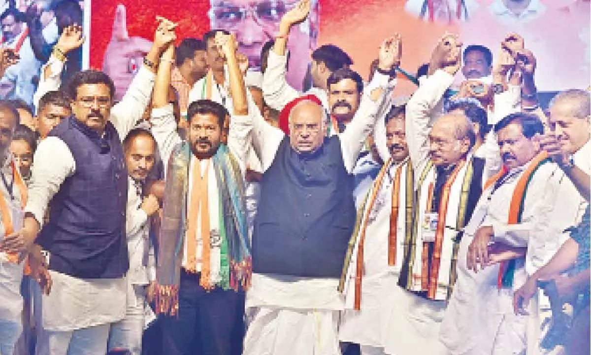 Kharge takes aim at CM’s farmhouse stay, bids farewell to KCR