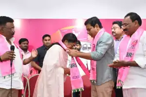 KTR expresses warm welcome to Palvai Sravanthi joining BRS, urges defeat of Rajagopal Reddy