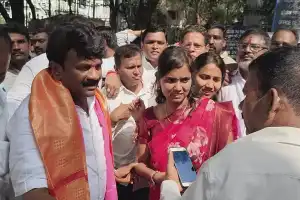 Lasya Nandita, BRS candidate at Secunderabad Cantonment, seeks blessings ahead of nomination