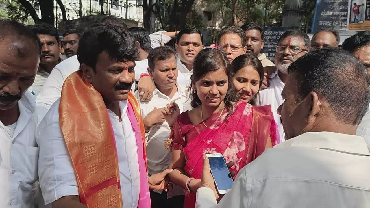 Lasya Nandita, BRS candidate at Secunderabad Cantonment, seeks blessings ahead of nomination