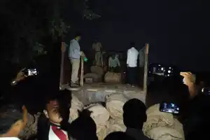 Liquor lorry intercepted in Wanaparthy after attempted escape