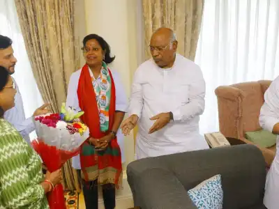Mallikarjuna Kharge warmly received by Kota Neelima in Hyderabad