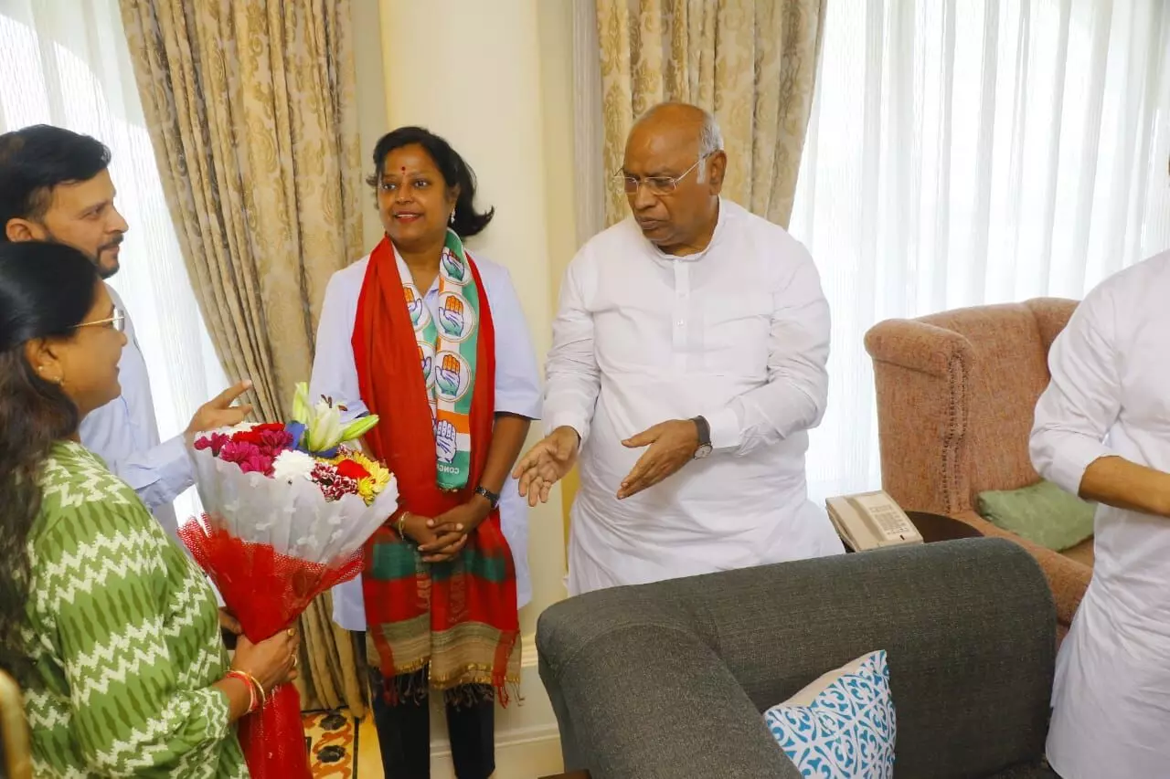 Mallikarjuna Kharge warmly received by Kota Neelima in Hyderabad
