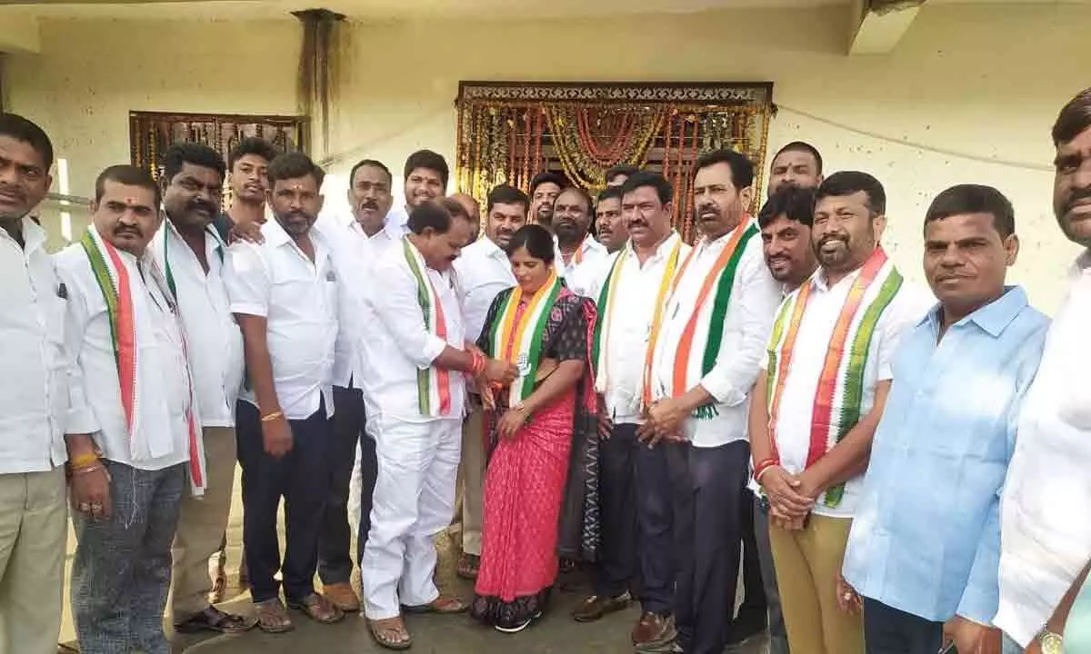 Manjula Tulsi Ram Naik joins Congress in Rangareddy