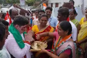 MP Ponnam Prabhakar announces Congress government’s plan to provide an extra Rs 5,000 through Rythu Bandhu in Karimnagar