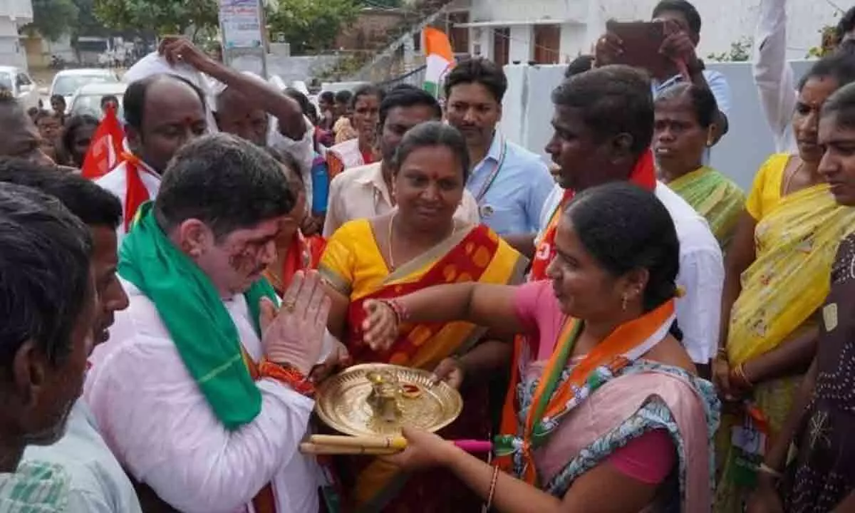 MP Ponnam Prabhakar announces Congress government’s plan to provide an extra Rs 5,000 through Rythu Bandhu in Karimnagar