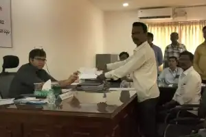 Mulugu sees independent candidate filing nomination