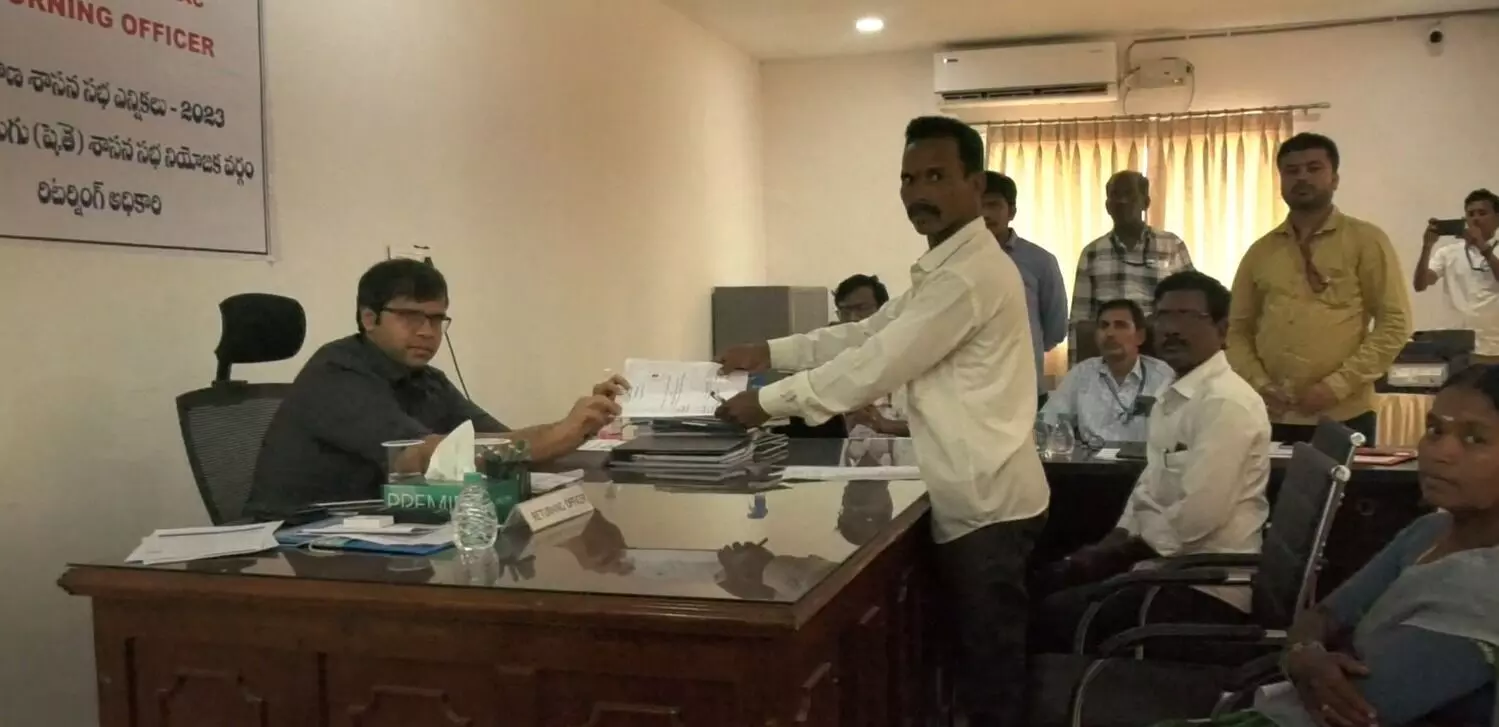 Mulugu sees independent candidate filing nomination