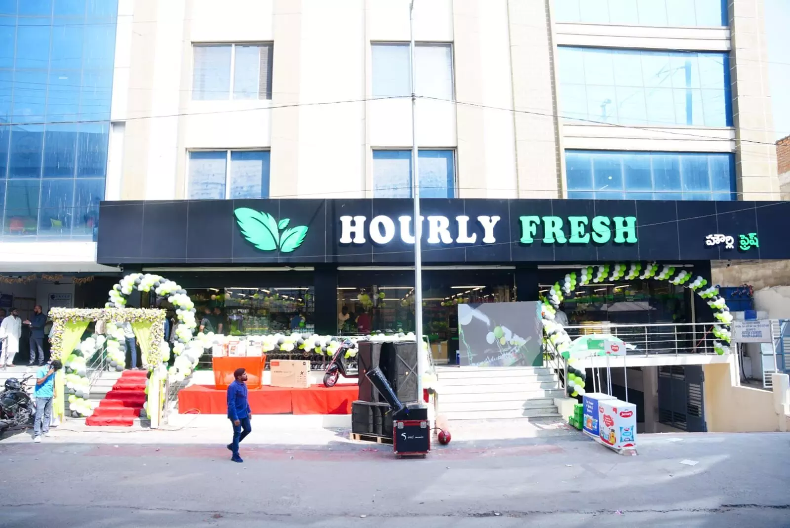 New Store Opens for Hourly Fresh Supermarket