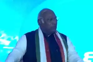 Party workers receive Kharge’s wrath for interrupting his speech