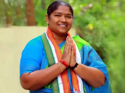 Seethakka urges support from the people once more in Mulugu