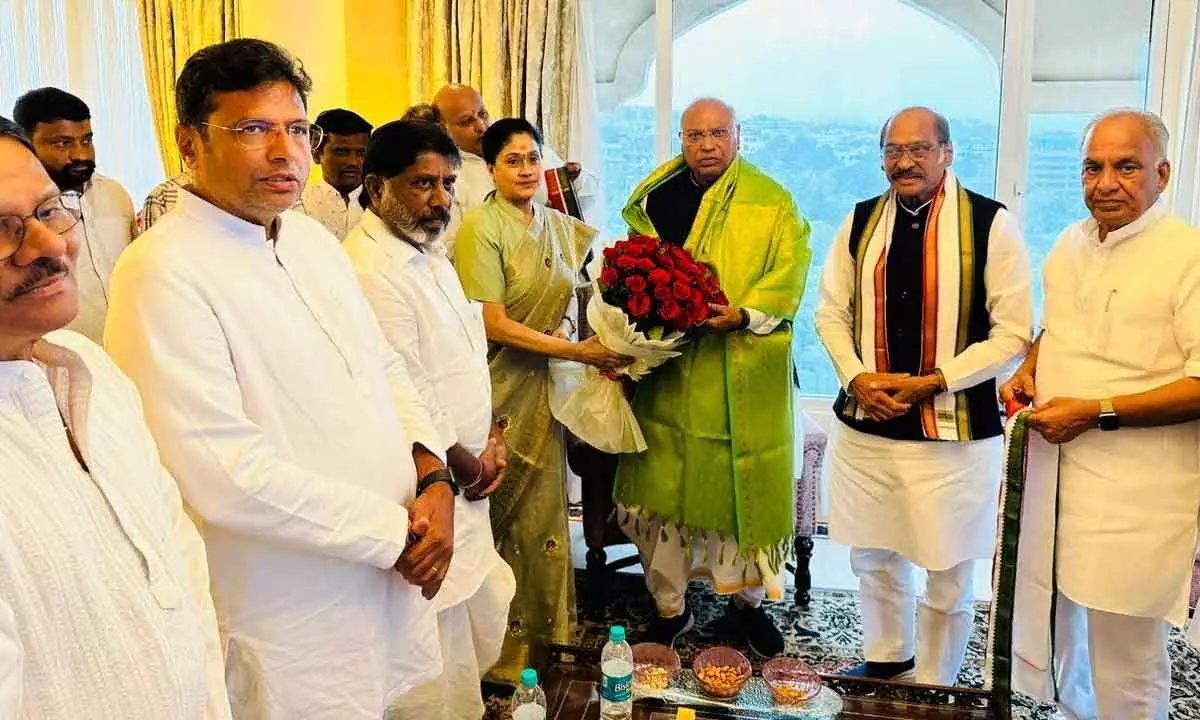 Vijaya Shanthi leaves BJP, joins Congress