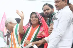 Yashaswini accuses KCR of betraying the people of Telangana