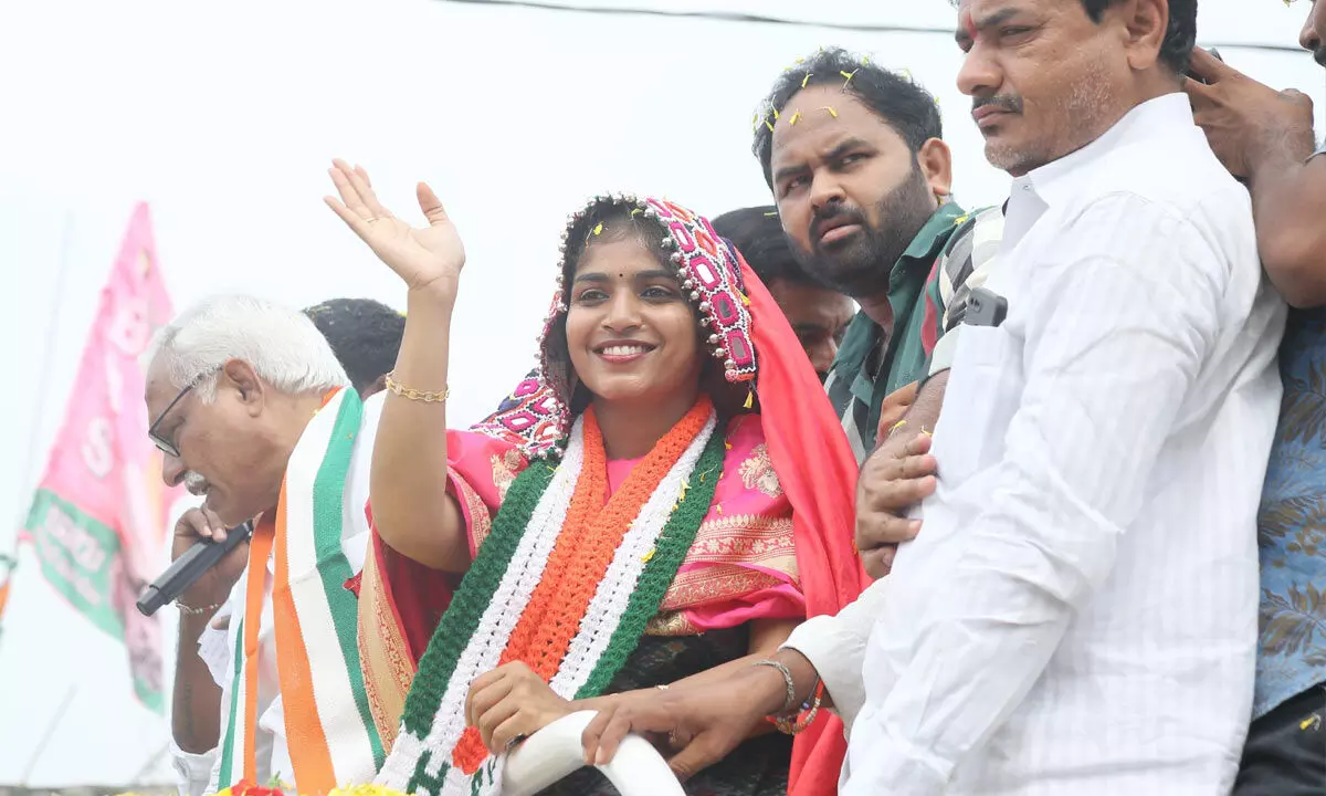 Yashaswini accuses KCR of betraying the people of Telangana