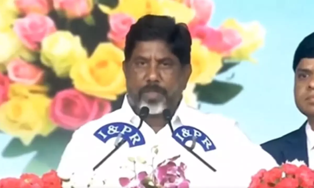 Bhatti honors YS Rajashekar Reddy’s portrait