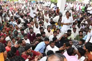 Chintamadaka villagers visit KCR at his farmhouse for a meeting