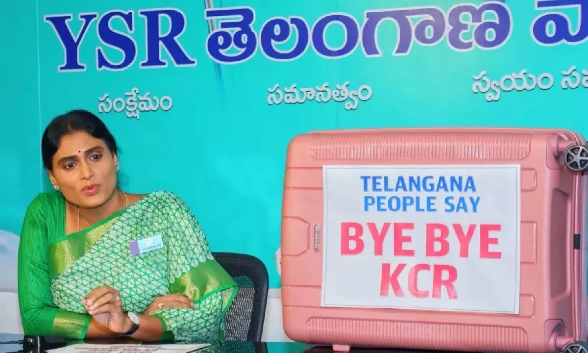 CM receives farewell present from Sharmila, bidding adieu to KCR