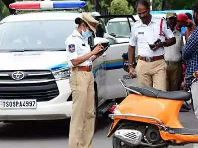 Commuters express frustration as traffic police demand immediate payment of challans