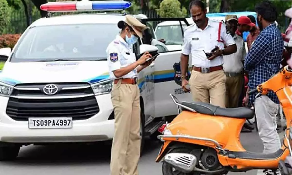 Commuters express frustration as traffic police demand immediate payment of challans