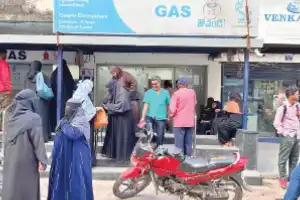 Confused Consumers Flock to Gas Agencies in Hyderabad to Register for Rs 500 Scheme