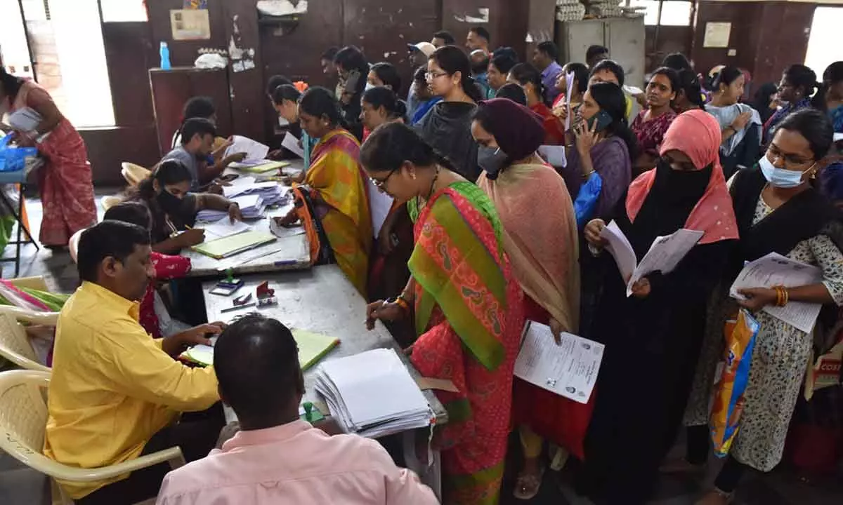 Praja Palana experiences ongoing heavy rush on second day