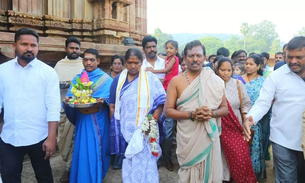 Seethakka visits Ramappa temple for prayer