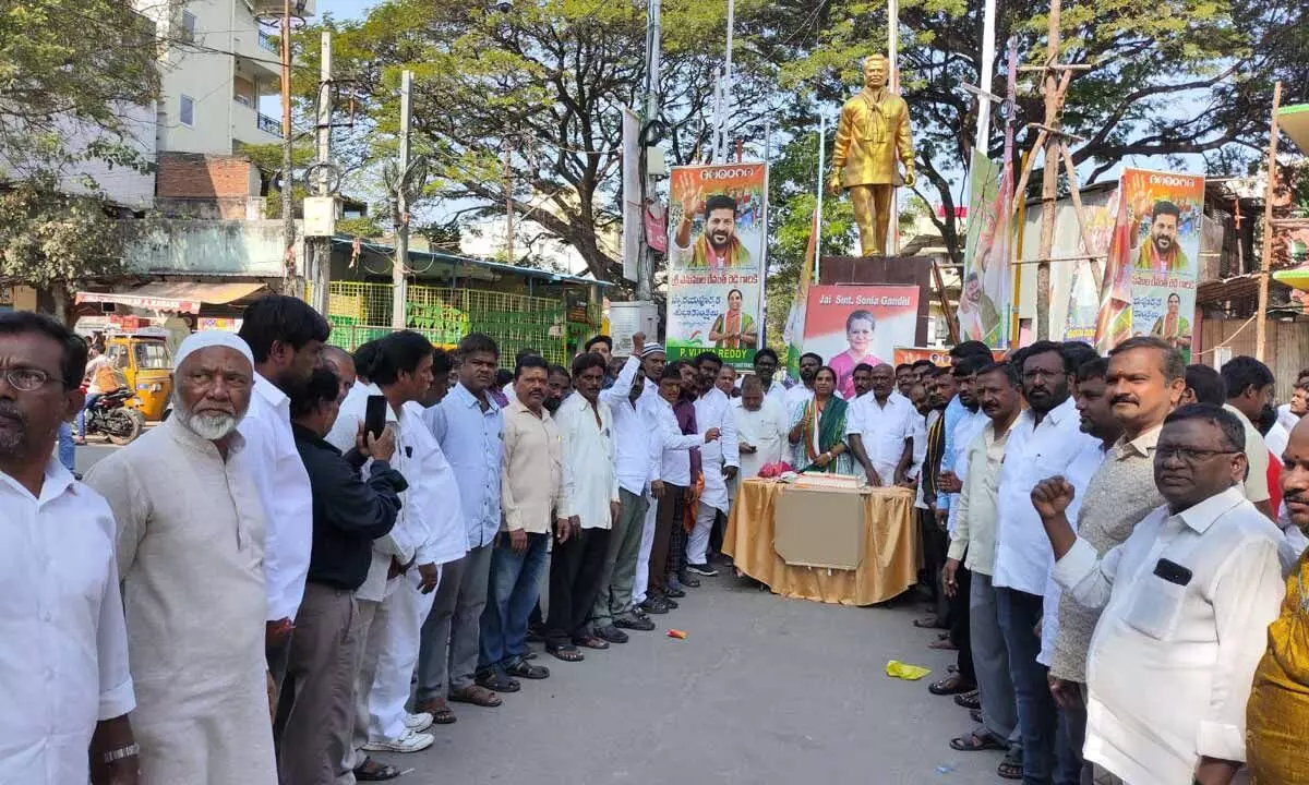 Vijaya Reddy, Congress leader, joins in Sonia Gandhi’s birthday festivities in Himayatnagar