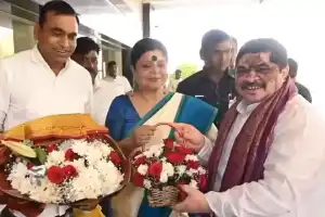 Deepa Dasmunshi receives congratulations from Ponnam Prabhakar