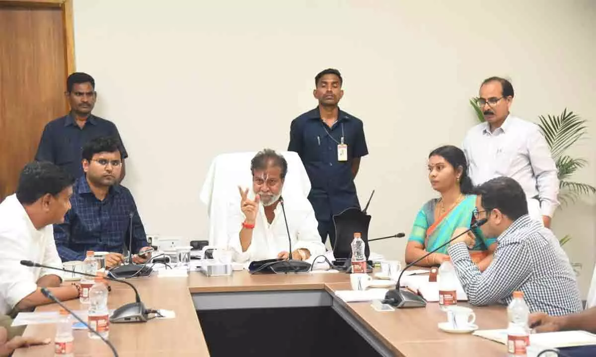 Health Minister Damodar Rajanarasimha visits hospital in Gadwal